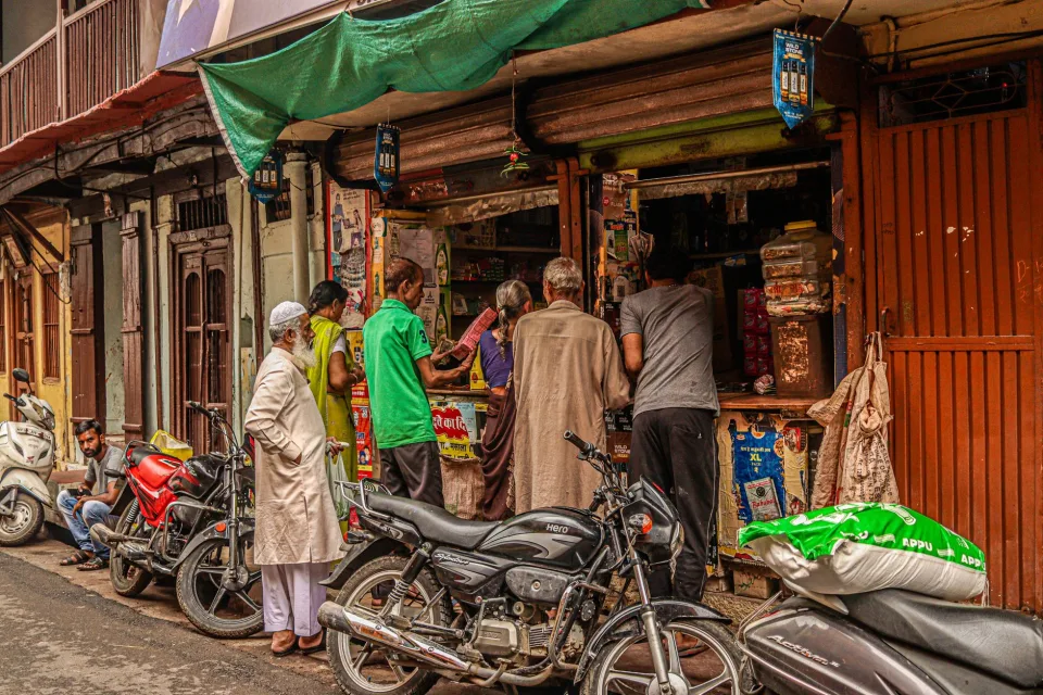 Ngăn mát bánh kẹo, sữa
